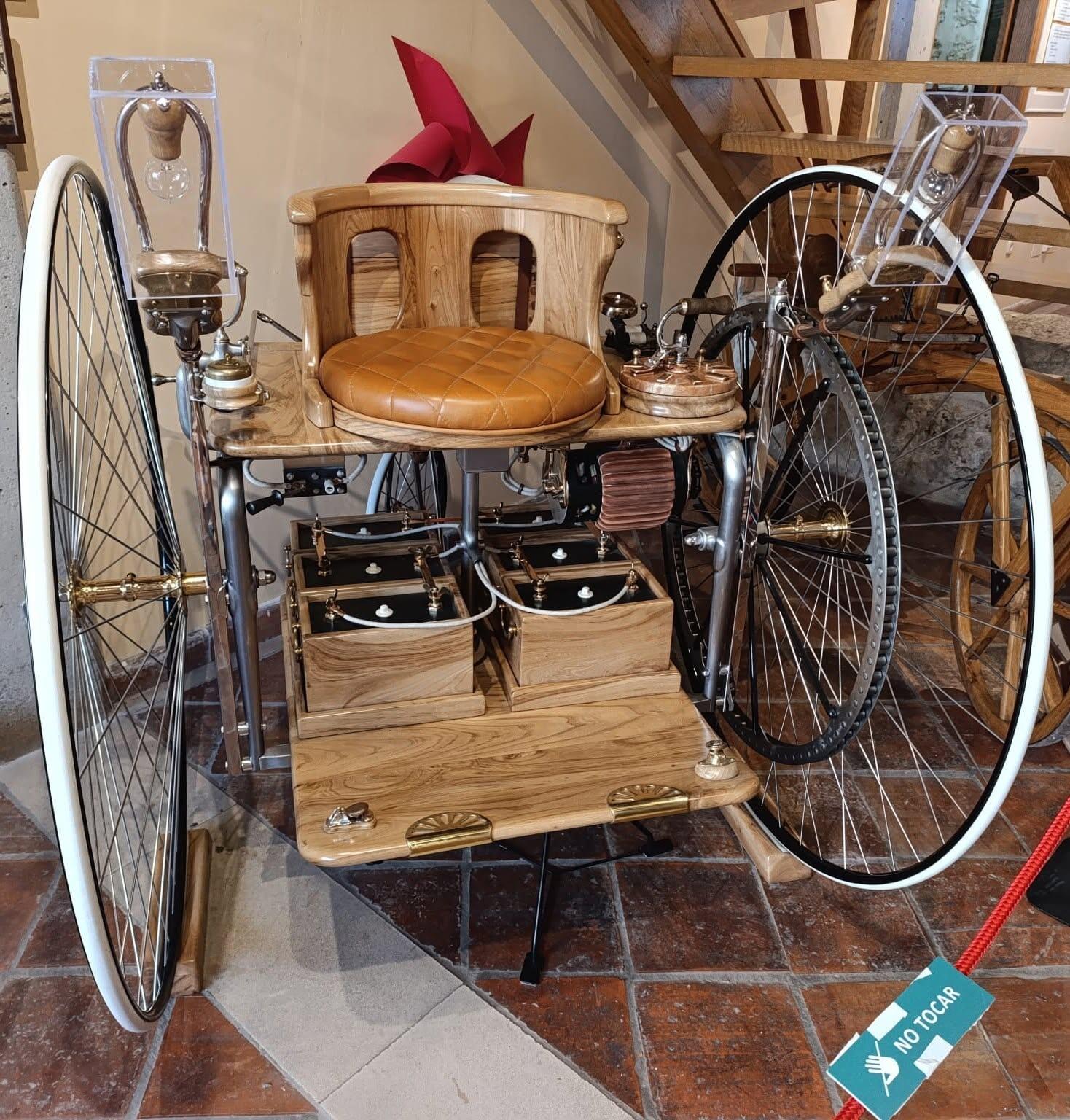 Una de las dos réplicas del primer coche eléctrico ya está en el Museo etnográfico de Villadiego